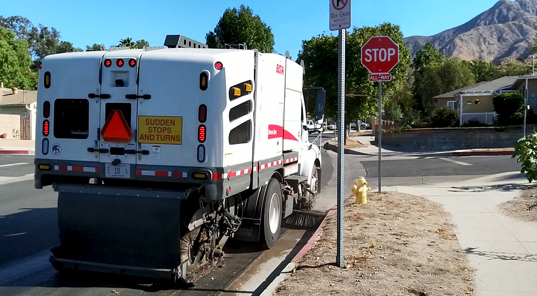 Plug-in, Hybrid Electric Street Sweeper from Elgin Sweeper Helps Municipalities Reduce Greenhouse Gas Emissions
